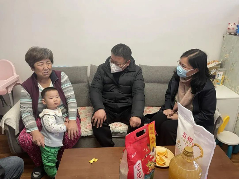 董事長參加“人大代表、政協(xié)委員走進社區(qū)，開展居民議事協(xié)商”活動.jpg